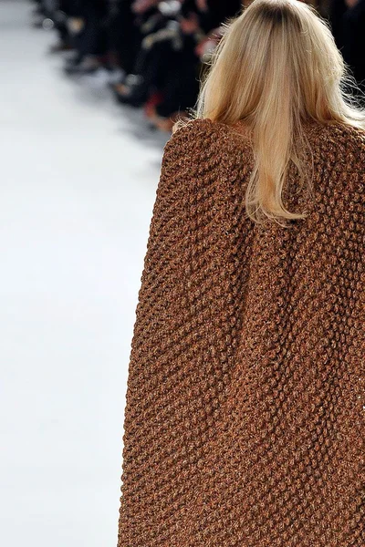 Look 16